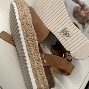 Soda wedge! Brown/tan never worn!